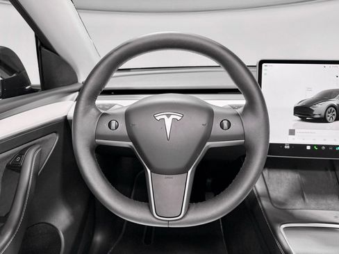 Used 2025 Tesla Model Y Long Range image 7