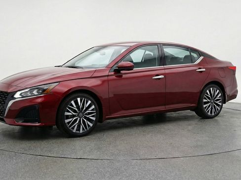 Used 2025 Nissan Altima 2.5 SV FWD image 3
