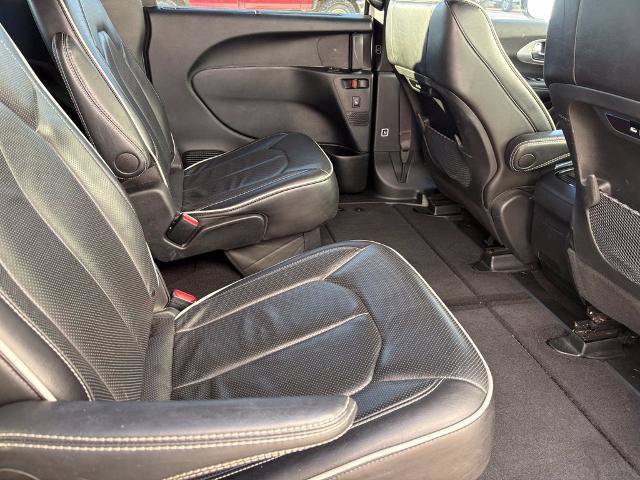 Used 2025 Chrysler Pacifica Limited FWD image 12