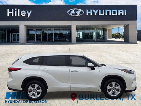 Used 2021 Toyota Highlander LE FWD image 3