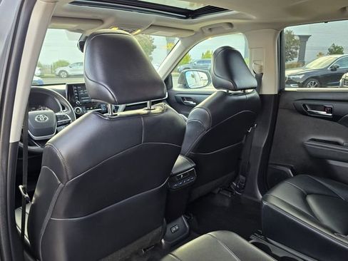 Used 2022 Toyota Highlander XLE image 19