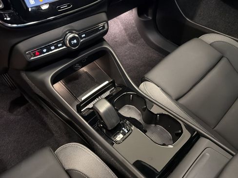 Used 2023 Volvo XC40 Recharge Core AWD/4WD image 24