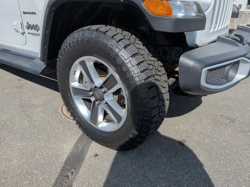 Used 2018 Jeep Wrangler Unlimited Sahara AWD/4WD image 15