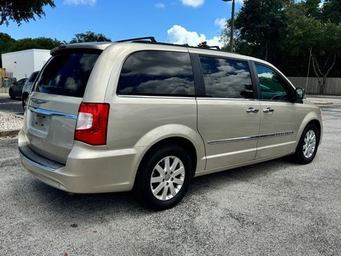 Used 2012 Chrysler Town & Country Touring-L w/ Entertainment Group #2 FWD image 5