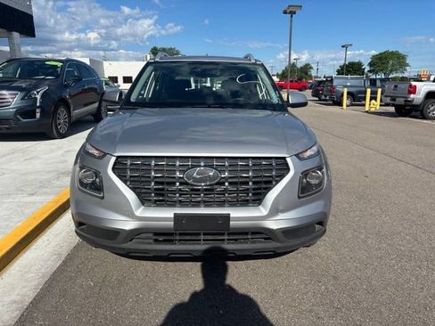 Used 2026 Hyundai Venue SEL FWD image 2