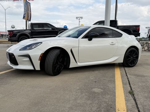 Used 2025 Toyota GR86 Premium w/ ALL Weather Mat Package (TMS) RWD image 10
