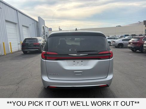 Used 2023 Chrysler Pacifica Touring-L FWD image 5