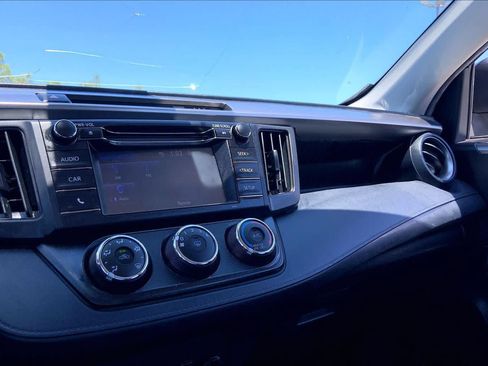 Used 2018 Toyota RAV4 LE FWD image 35