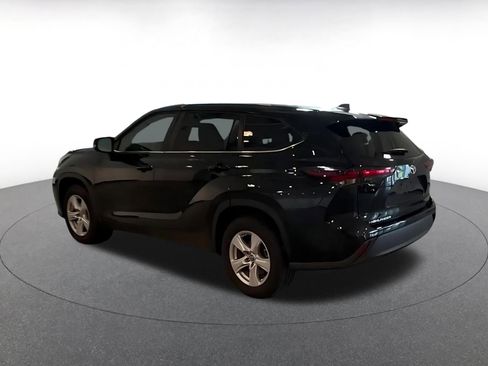 Used 2025 Toyota Highlander LE FWD image 9
