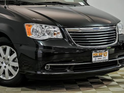 Used 2015 Chrysler Town & Country Touring w/ Driver Convenience Group FWD image 2
