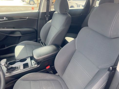 Used 2019 Kia Sorento LX image 5