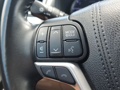Used 2019 Toyota Highlander Plus FWD image 25