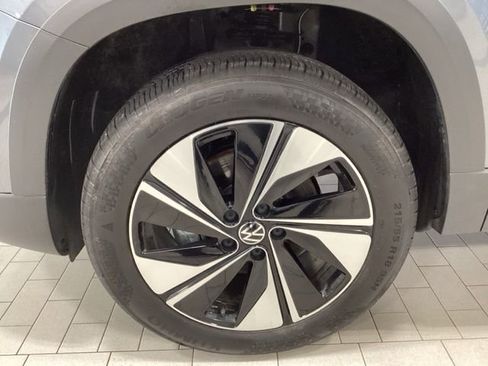Used 2025 Volkswagen Taos SE w/ Panoramic Sunroof Package image 26