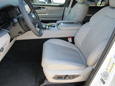 Used 2025 Jeep Wagoneer 4WD image 17