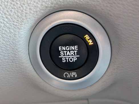 Used 2024 Chrysler Pacifica Limited FWD image 27