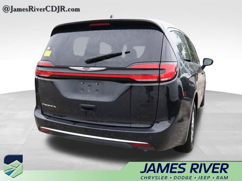 Used 2025 Chrysler Pacifica Select FWD image 14