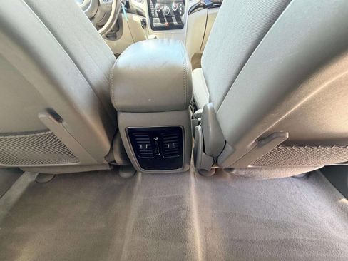 Used 2012 Jeep Grand Cherokee Laredo w/ Laredo E Group AWD/4WD image 25