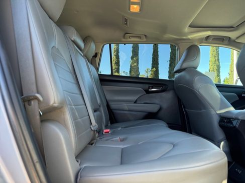 Used 2022 Toyota Highlander XLE image 19