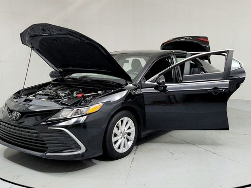 Used 2023 Toyota Camry LE FWD image 9