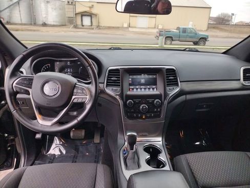 Used 2020 Jeep Grand Cherokee Laredo image 28