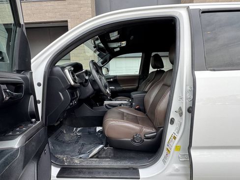 Used 2017 Toyota Tacoma Limited w/ Tow Package AWD/4WD image 16