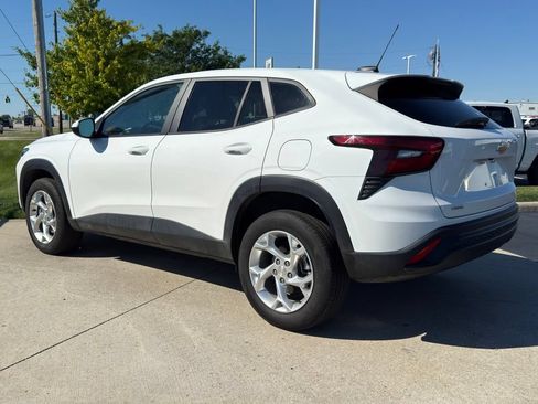 Used 2025 Chevrolet Trax LS w/ LS Convenience Package FWD image 5
