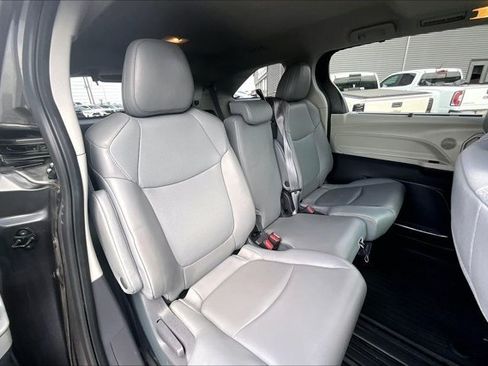 Used 2021 Toyota Sienna XLE FWD image 25