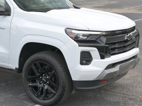 Used 2025 Chevrolet Colorado Z71 w/ Technology Package AWD/4WD image 32