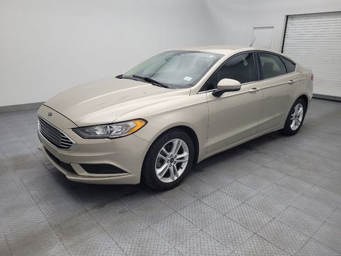 Used 2018 Ford Fusion SE w/ Fusion SE Technology Package FWD image 2