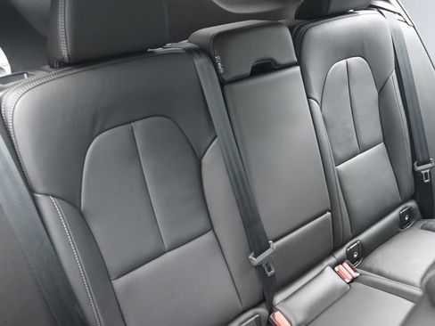 Used 2025 Volvo XC40 B5 Plus image 15