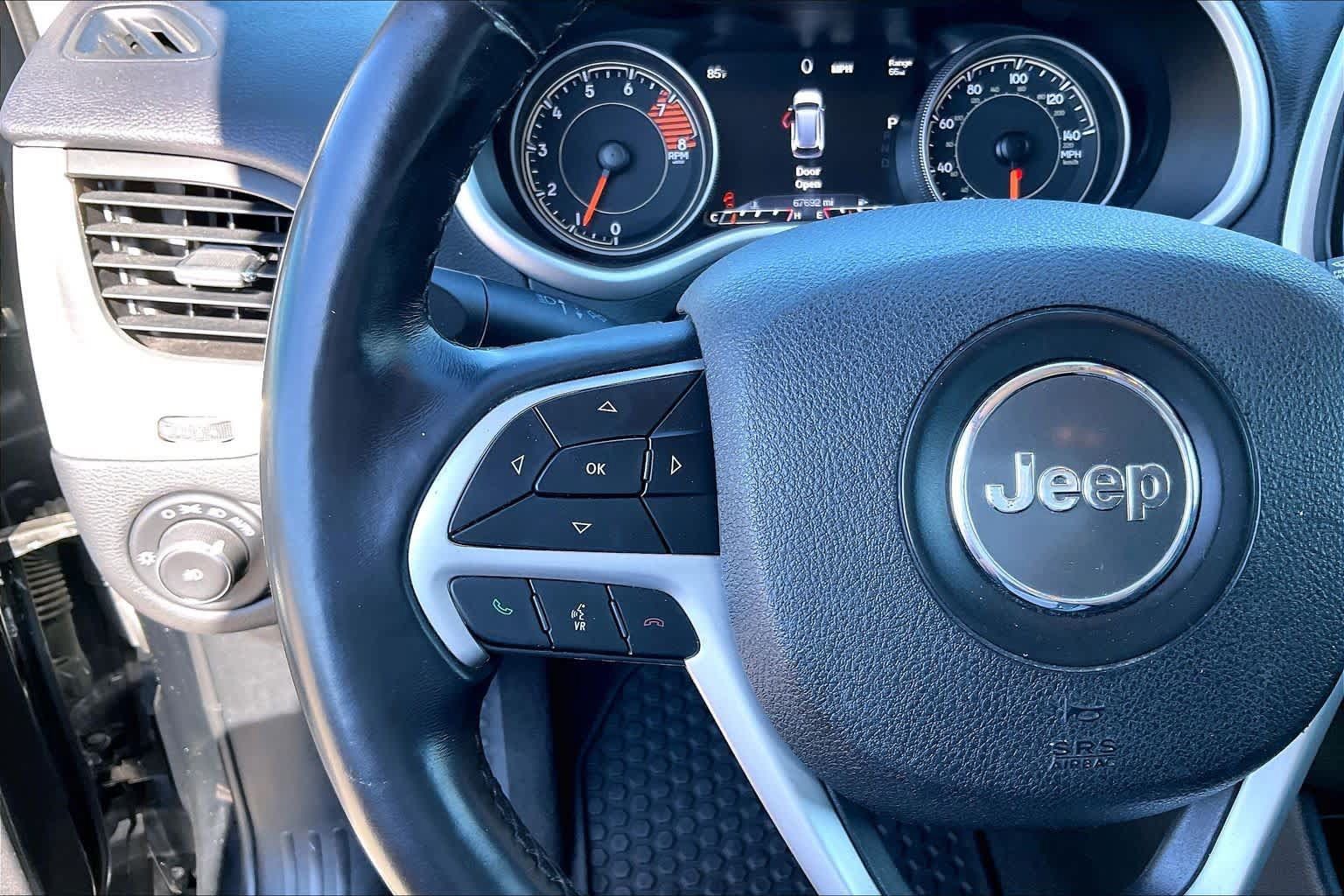 Used 2018 Jeep Cherokee Trailhawk AWD/4WD image 23