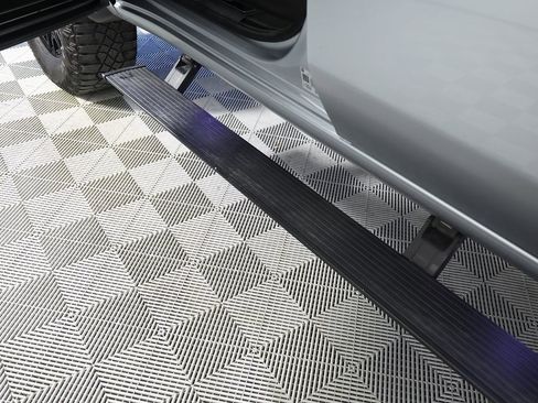 Used 2024 Chevrolet Silverado 2500 ZR2 w/ Technology Package image 18