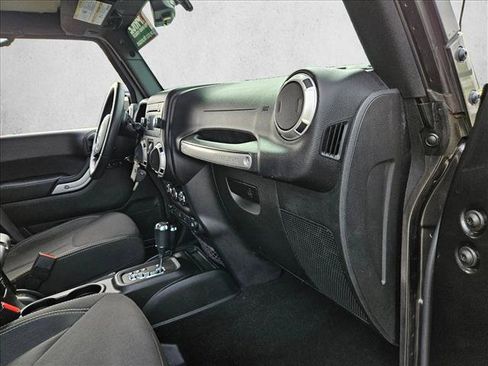 Used 2018 Jeep Wrangler Unlimited Sahara w/ Connectivity Group AWD/4WD image 19