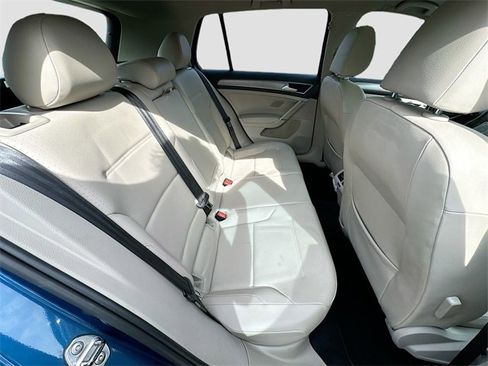 Used 2016 Volkswagen Golf SE image 24