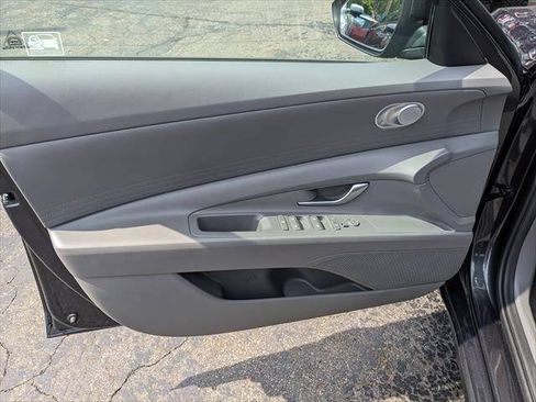 Used 2021 Hyundai Elantra SE FWD image 11