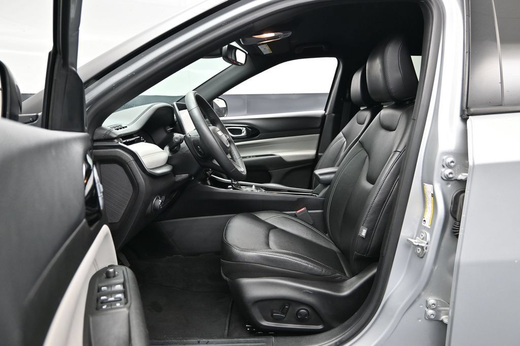 Used 2025 Jeep Compass Limited AWD/4WD image 18