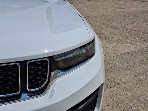Used 2023 Jeep Grand Cherokee Laredo AWD/4WD image 9