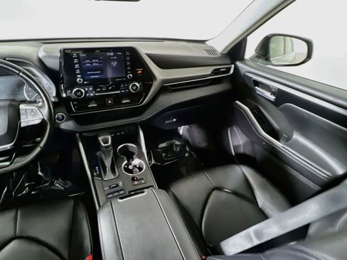 Certified 2021 Toyota Highlander XLE AWD/4WD image 21