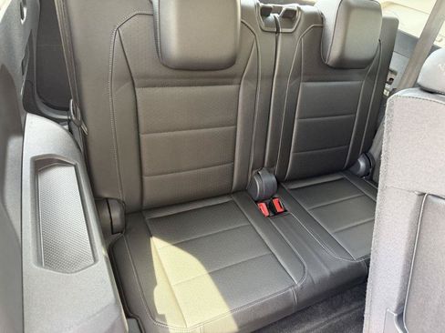 Used 2018 Volkswagen Tiguan SE w/ Panoramic Sunroof Package FWD image 12