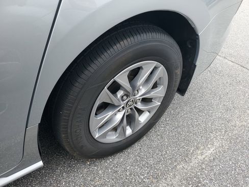 Used 2024 Toyota Sienna XLE image 6