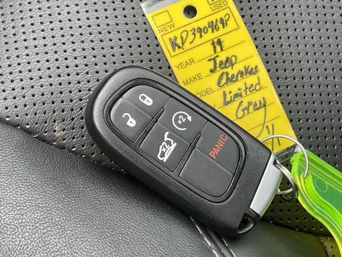Used 2019 Jeep Cherokee Limited AWD/4WD image 32
