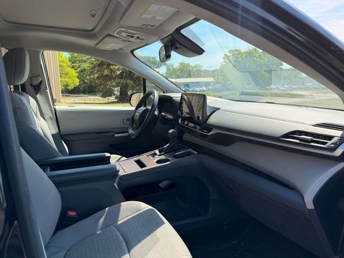 Used 2024 Toyota Sienna LE w/ LE Plus Package AWD/4WD image 23