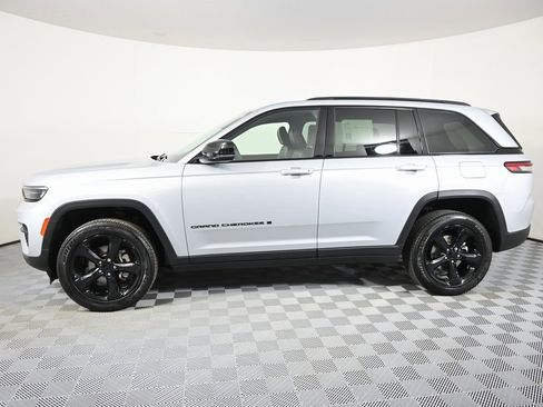 Used 2023 Jeep Grand Cherokee Altitude image 2