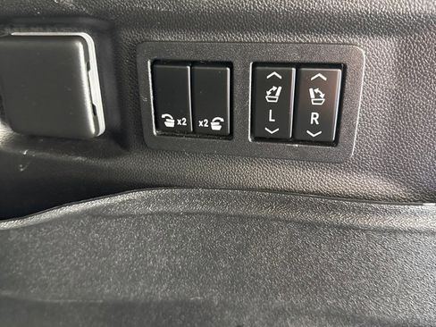 Used 2021 GMC Yukon SLT w/ SLT Premium Package image 17