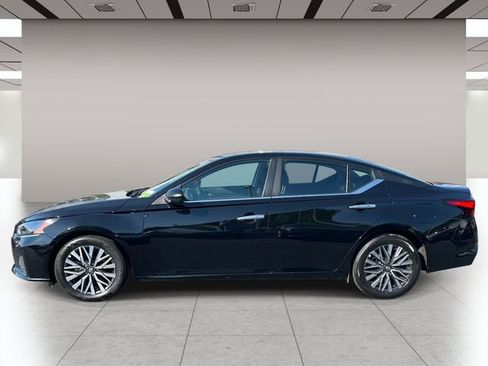 Used 2025 Nissan Altima 2.5 SV FWD image 7