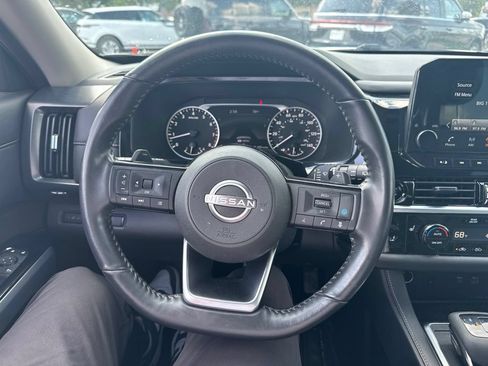 Used 2025 Nissan Pathfinder SL AWD/4WD image 13