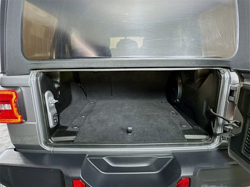 Used 2018 Jeep Wrangler Unlimited Sahara image 24