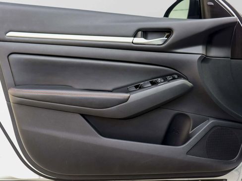 Used 2024 Nissan Altima 2.5 SR image 14