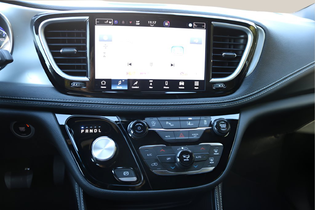 Used 2026 Chrysler Pacifica Limited FWD image 24