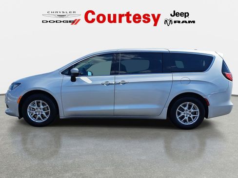 Used 2023 Chrysler Voyager LX FWD image 8